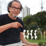 Ray_Vianna_e_Tulipinhas_com_escultura_Tulipas_da_Garibaldi_ao_fundo_Foto_Renata_Preza