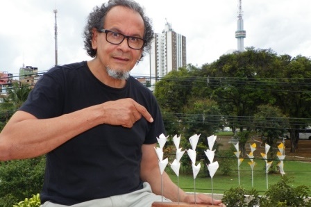 Ray_Vianna_e_Tulipinhas_com_escultura_Tulipas_da_Garibaldi_ao_fundo_Foto_Renata_Preza