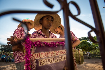 Grupo_Mirim_canta_o_Reis_na_porta_da_casa_-_Lagoa_da_Torta_-_Igapora_-_Bahia