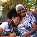 DOC_AIUE_COLETIVO_CACOS_Donminique_com_a_quilombola_Dona_Senhora_de_105_anos