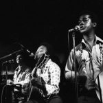 Os_Tincos_-_Mateus_Dadinho_e_Heraldo_estilizam_a_verso_baiana_da_macumba_-_Foto_Anibal_Philot__Agncia_O_Globo