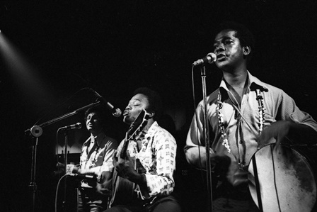 Os_Tincos_-_Mateus_Dadinho_e_Heraldo_estilizam_a_verso_baiana_da_macumba_-_Foto_Anibal_Philot__Agncia_O_Globo