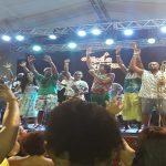 O_grupo_convidou_pblico_para_sambar_no_palco
