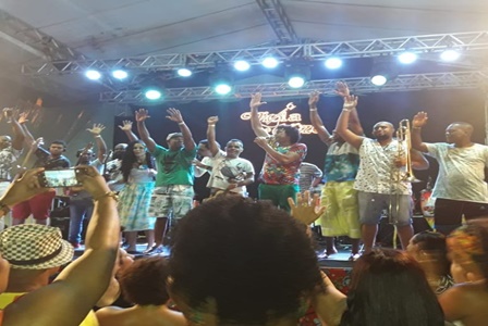 O_grupo_convidou_pblico_para_sambar_no_palco