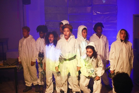 Atores_no_palco_encenando_o_espetculo_A_Rede_foto_Sd_Amilton_Amparo