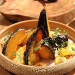 Abbora_assada_com_mostarda_curry_roxo_e_mel_servida_nos_menus_de_VI_e_IV_Etapas