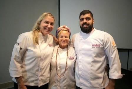 Tereza_Paim_com_os_chefs_Mnica_Rangel_e_Rafael_Zacaras_Foto-Marcello_Fontes