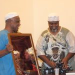 Ivanir_recebe_quadro_de_Leandro_DOgum