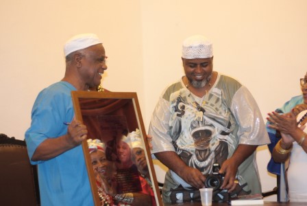 Ivanir_recebe_quadro_de_Leandro_DOgum