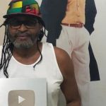 Edson_Gomes_recebe_placa_especial_do_YouTube_por_marca_alcanada