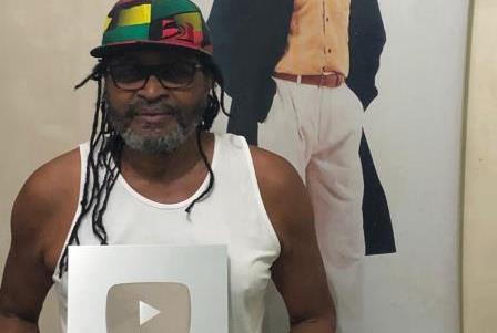 Edson_Gomes_recebe_placa_especial_do_YouTube_por_marca_alcanada