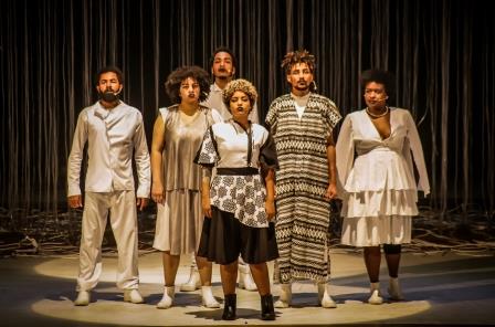 PELE_NEGRA_MASCARAS_BRANCAS_ADELOYA_MAGNONI