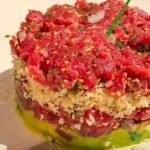 Steak_Tartar_em_cama_de_Guacamole_com_farofa_de_Panko