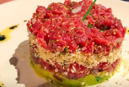 Steak_Tartar_em_cama_de_Guacamole_com_farofa_de_Panko