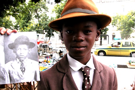 menino_com_retrato_de_cartola