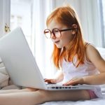 Cuidados_com_a_sade_ocular_Menina_com_culos___pexels-andrea-piacquadio