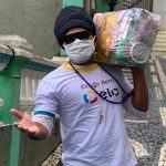 carlinhos-brown-entrega-cestas-basicas-em-salvador