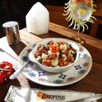 Nhoque_artesanal_de_batatas_ao_molho_de_linguia_apimentada_com_leve_toque_de_slvia_regado_ao_azeite