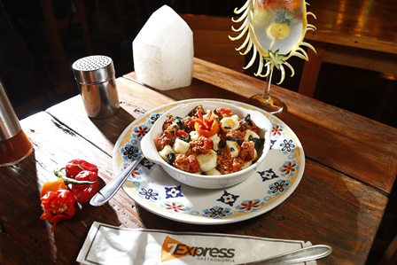 Nhoque_artesanal_de_batatas_ao_molho_de_linguia_apimentada_com_leve_toque_de_slvia_regado_ao_azeite