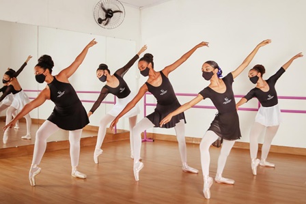 Grupo_de_bal_faz_apresentao_especial_de_Natal_no_Boulevard_Camaari