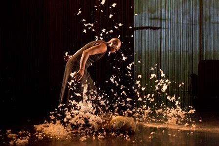 Germaine_Acogny_espetculo_Somewhere_at_the_beginning_foto_de_Mikal_Serre_1