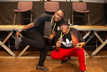 Carlos_William_e_Jos_Augusto_bboys_1_lugar_da_Batalha_de_Break_VIVADANA_crditos_Labfoto