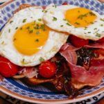 Ovos-Rotos-da-Taberna-com-Presunto-Serrano-e-Tomate-Confit---Foto-Matheus-Andrade