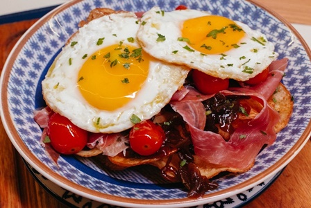 Ovos-Rotos-da-Taberna-com-Presunto-Serrano-e-Tomate-Confit---Foto-Matheus-Andrade