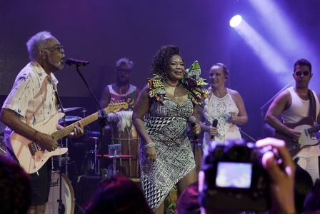 Na_varanda_do_Expresso_Gil_receber_homenagem_de_Margareth_Menezes_e_Chico_Csar