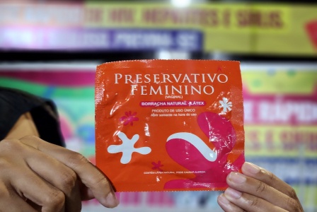 Ao_Camisinha_t_na_Mo_distribuir_preservativos_durante_os_6_dias_de_folia