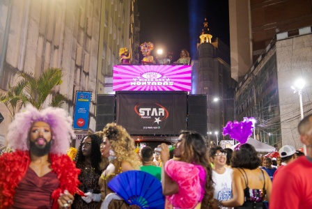 Primeiro_trio_pipoca_LGBTQIA_faz_histria_no_Carnaval_de_Salvador_e_encanta_folies