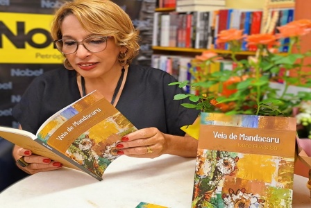 Poesia_sertaneja_-_Escritora_baiana_radicada_em_Petrpolis_lana_livro_na_Bienal_da_Bahia