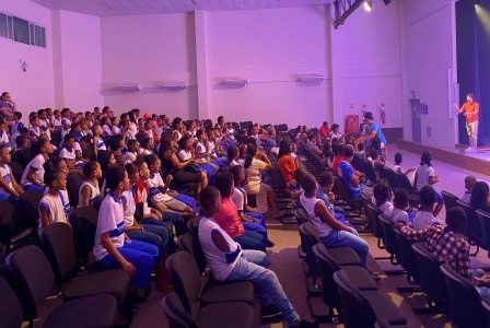 Apresentacoes_Teatrais_do_Coletivo_Meio_Tempo_no_Suburbio_360_2_-_Credito_Adriane_Rocha