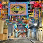 Bandeirolas_portais_e_bales_gigantes_enfeitam_Pelourinho_para_o_So_Joo_da_Bahia