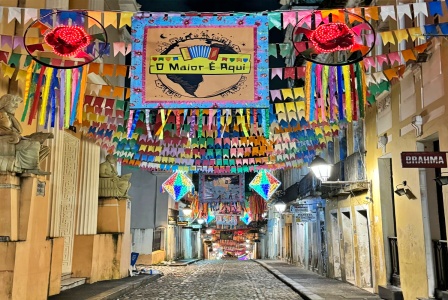 Bandeirolas_portais_e_bales_gigantes_enfeitam_Pelourinho_para_o_So_Joo_da_Bahia