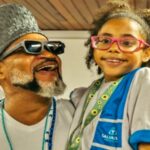 Com_a_presena_de_Carlinhos_Brown_usurios_do_Instituto_de_Cegos_da_Bahia_recebem_doao_transformadora_de_culos