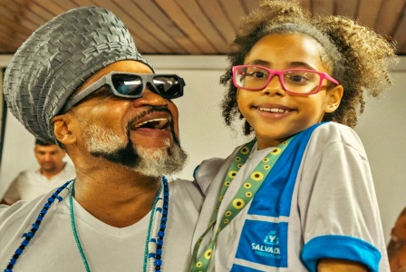 Com_a_presena_de_Carlinhos_Brown_usurios_do_Instituto_de_Cegos_da_Bahia_recebem_doao_transformadora_de_culos